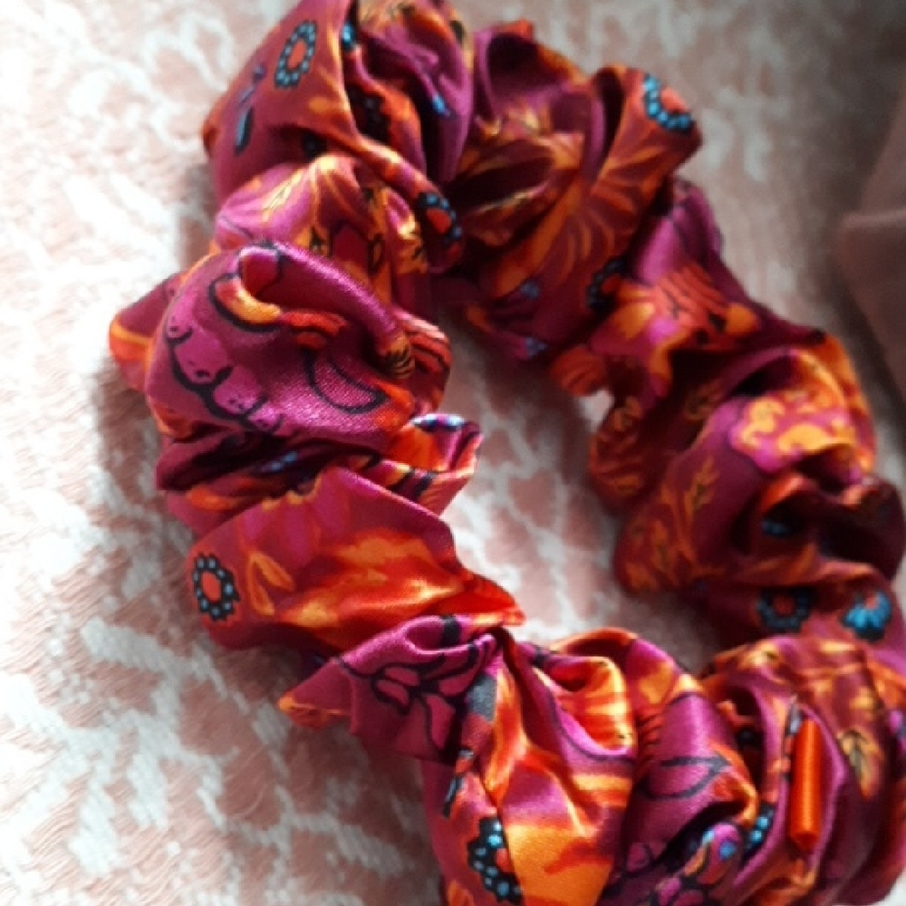 Slip Silk Large Scrunchie - Limited Edition - Picture 6 of 6